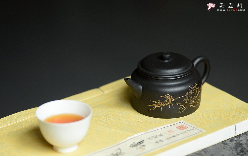 紫砂壶图片：瞿斌新品 秀气德中 油润黑料 重新演绎经典 - 美壶网