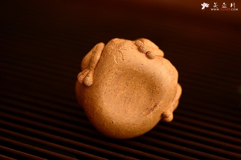 紫砂壶图片：李爱民精致茶宠 聚宝蟾 神态逼真 生动传神 招财纳福  - 美壶网