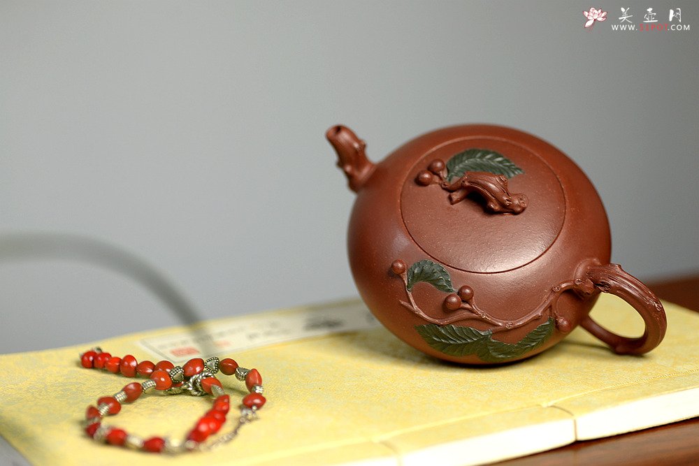 紫砂壶图片：红豆生南国 春来发几枝  孙伟强张新亚合作 原创作品 红豆  - 美壶网