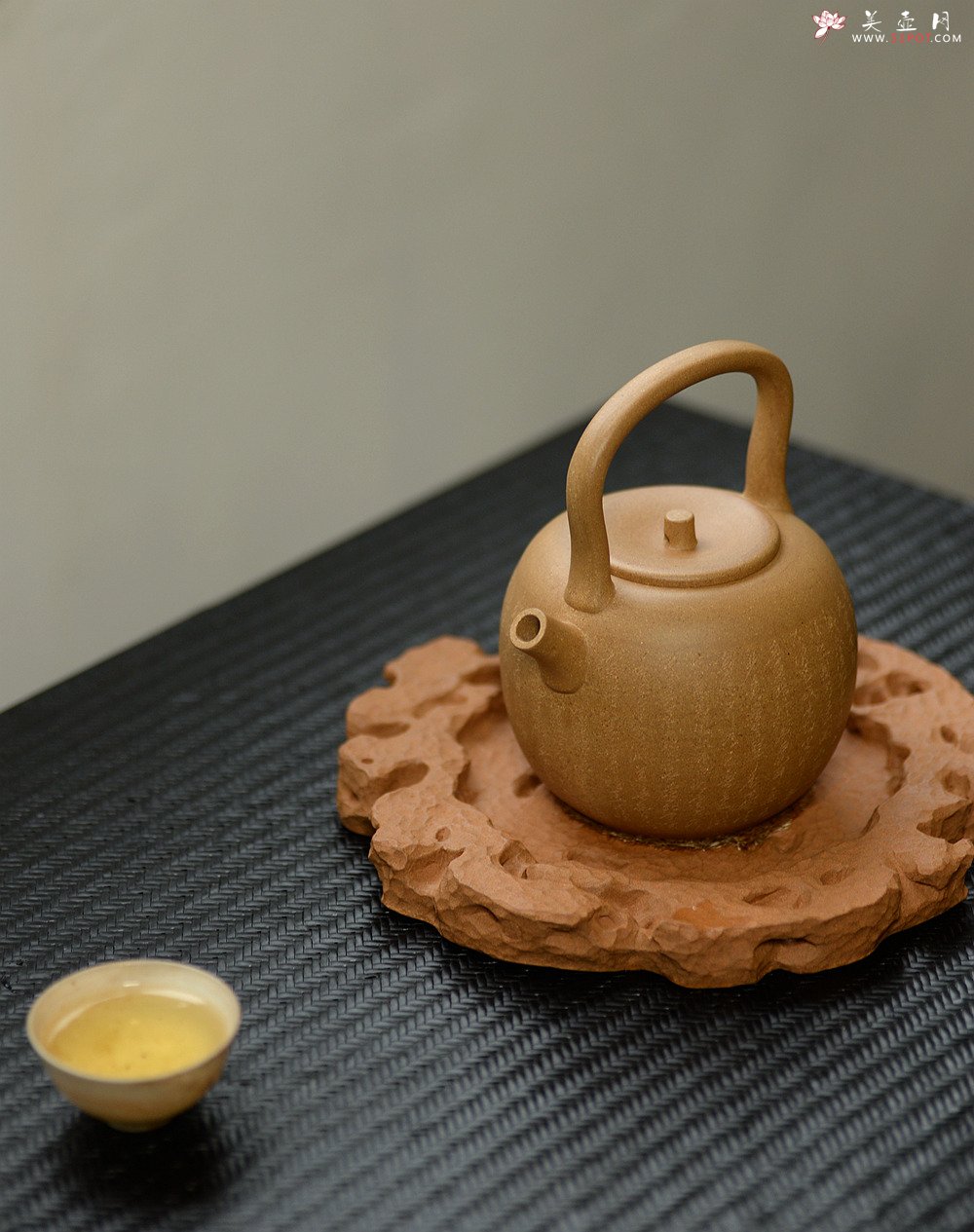 紫砂壶图片：淞庐原创作品 饱满挺拔 雅致文气 全手心经提梁 可以烧水的巨轮 - 美壶网