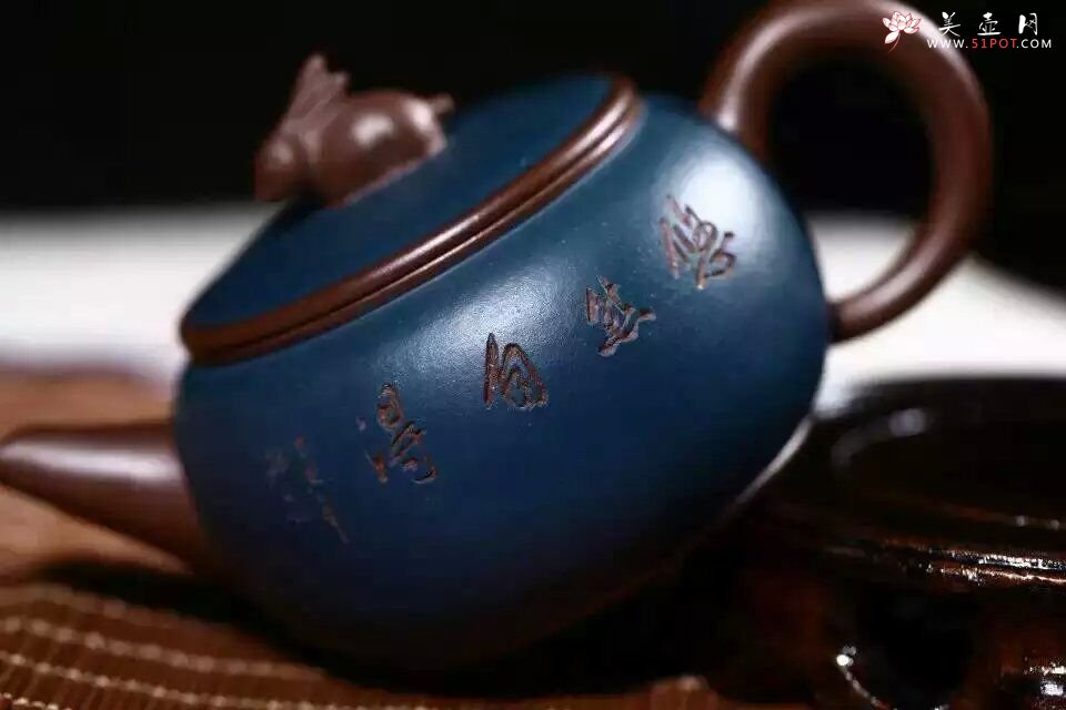 紫砂壶图片：悠然自得的兔子 - 美壶网