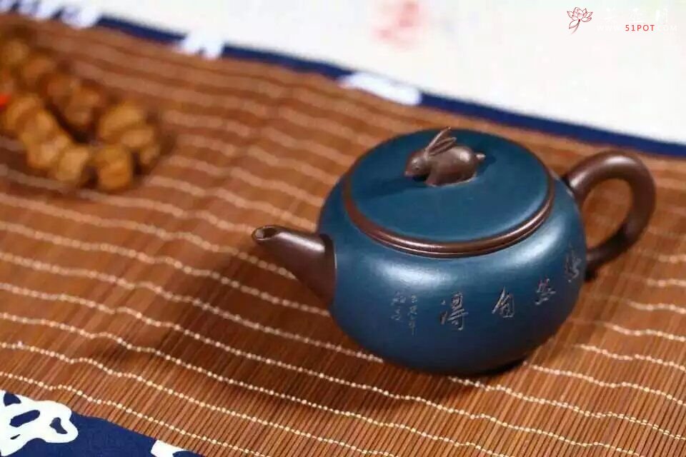 紫砂壶图片：悠然自得的兔子 - 美壶网