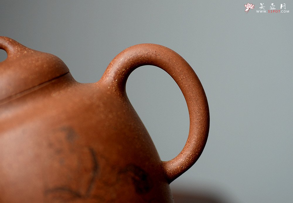 紫砂壶图片：细刻如丝 黄龙山降坡泥 全手高士壶 饱满大气 - 美壶网
