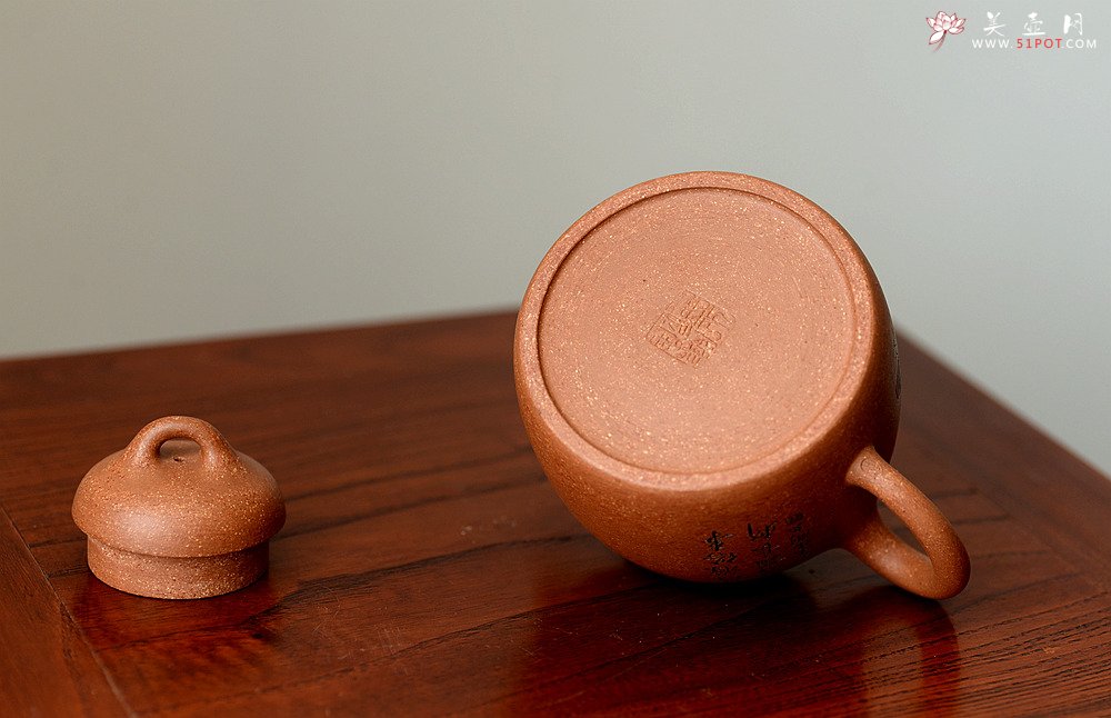 紫砂壶图片：细刻如丝 黄龙山降坡泥 全手高士壶 饱满大气 - 美壶网