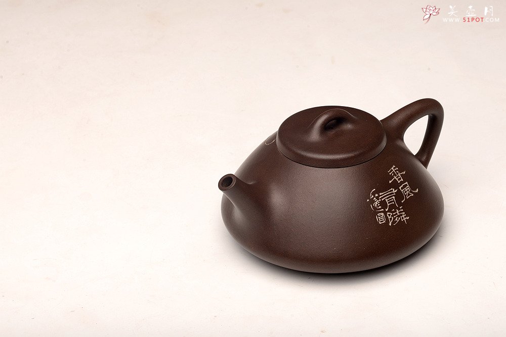 紫砂壶图片：陆轶舟精心装饰 汤红专代表作全手子冶石瓢 骨肉均挺 一厂黑星土 儒雅文气 - 美壶网