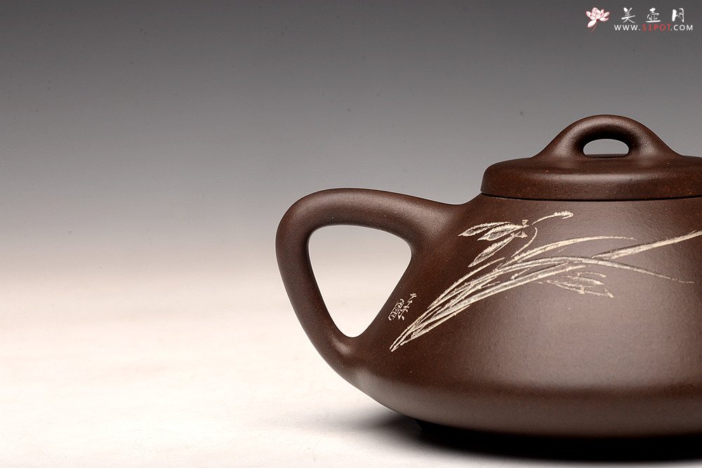 紫砂壶图片：陆轶舟精心装饰 汤红专代表作全手子冶石瓢 骨肉均挺 一厂黑星土 儒雅文气 - 美壶网