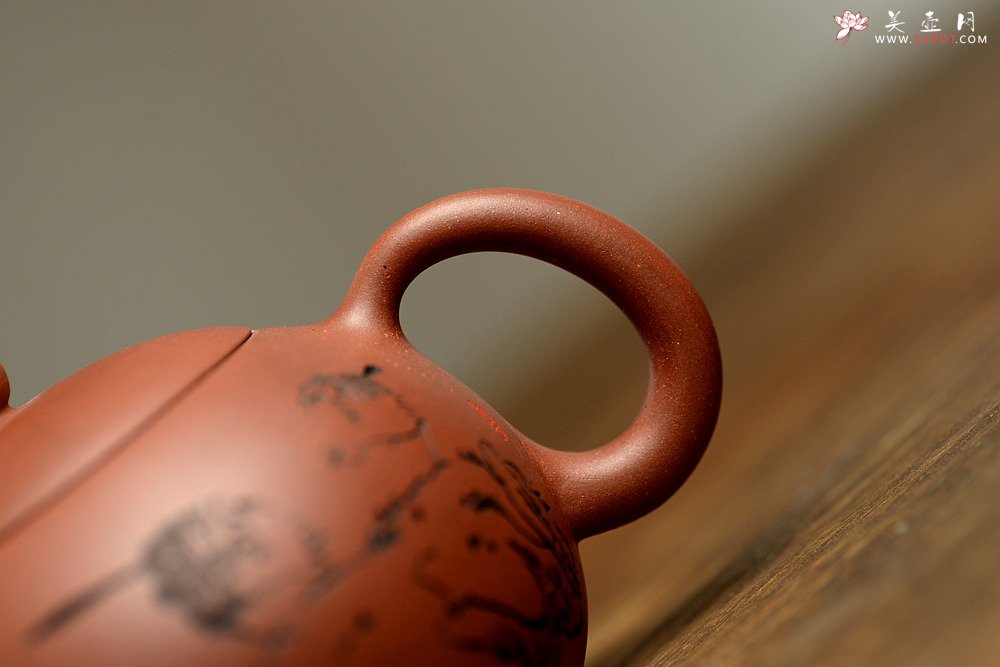 紫砂壶图片：优质老清水泥 圆润饱满 可人西施 文气的装饰  - 美壶网