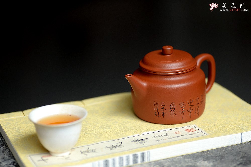 紫砂壶图片：山东篆刻家王福祥甲骨文装饰 经典实用 优质朱泥 德中 - 美壶网