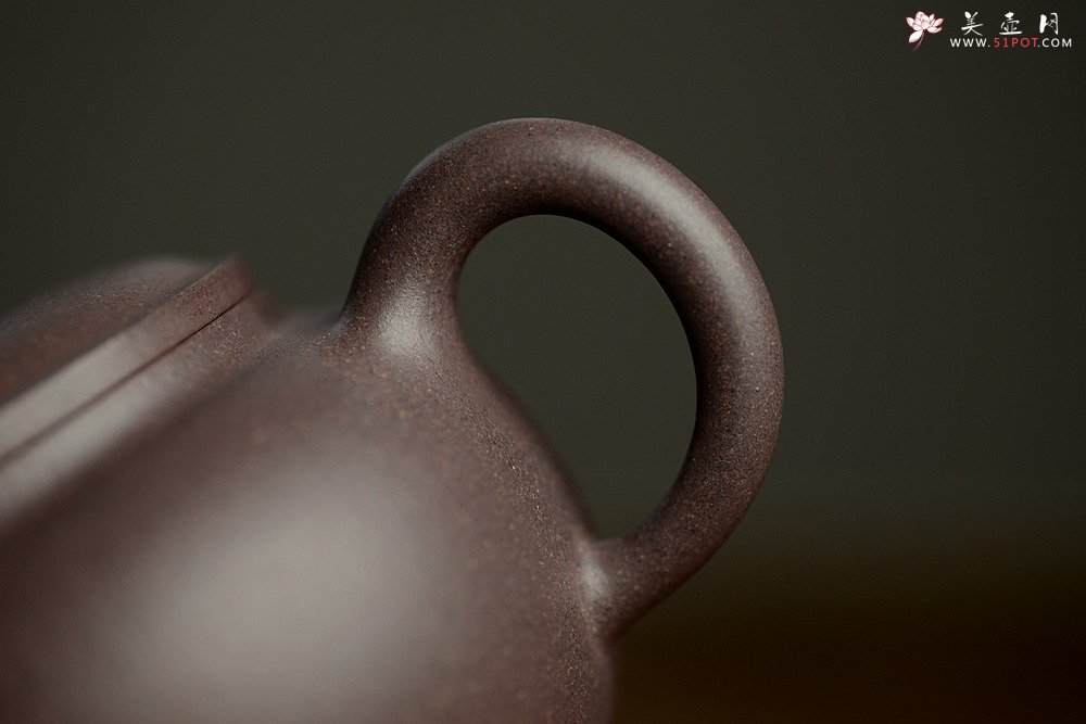 紫砂壶图片：此壶圆润饱满 做工精致 优质青灰泥 全手鼓腹 - 美壶网