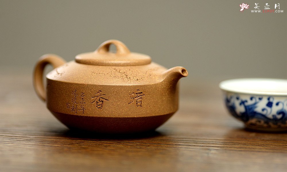 紫砂壶图片：国助工唐文作品  国助工袁德波装饰通转梅花 优质段泥 传统器形 扁石 - 美壶网