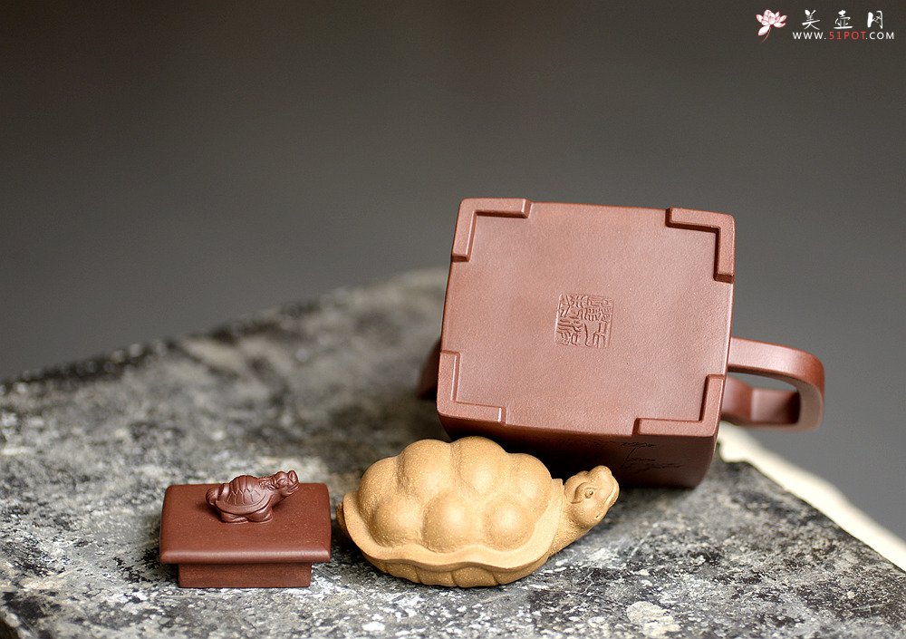 紫砂壶图片：方器潜力股 于洪跃全手作品 四方高寿 稳重大方 做工精致 知秋精心装饰 - 美壶网