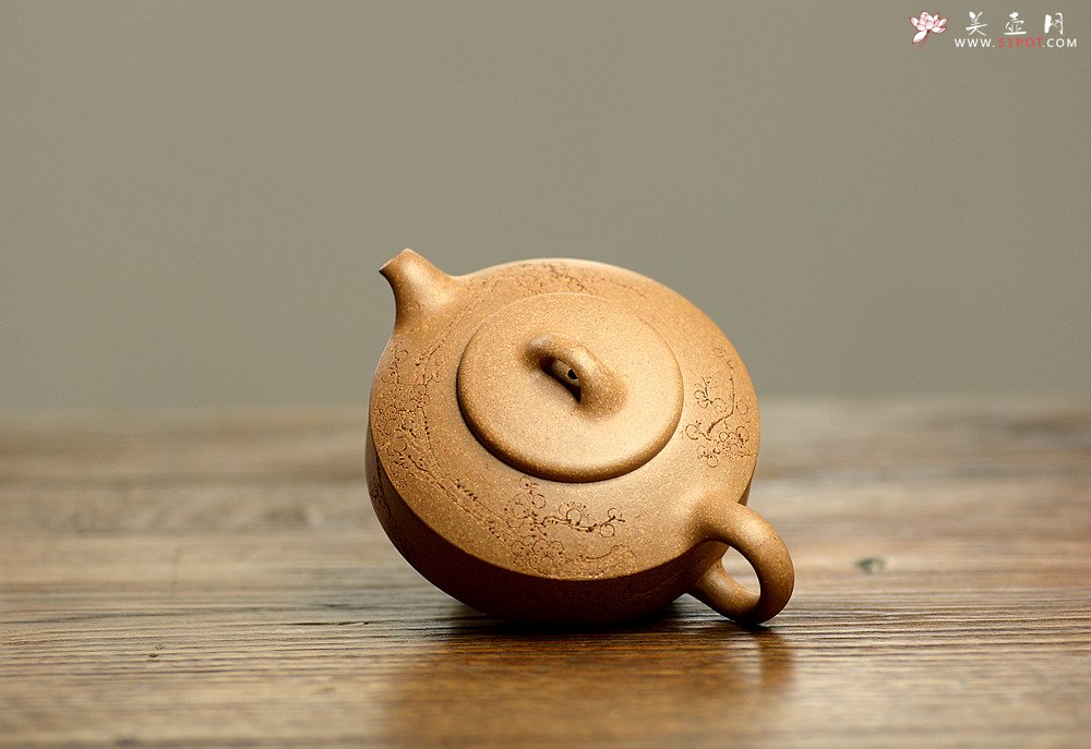 紫砂壶图片：国助工唐文作品  国助工袁德波装饰通转梅花 优质段泥 传统器形 扁石 - 美壶网