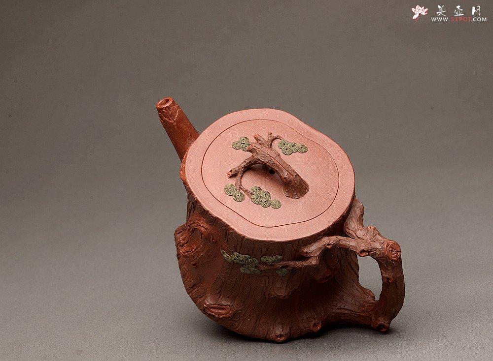 紫砂壶图片：优质地槽青 全手双色大黑松 引人流连 苍劲古松 - 美壶网