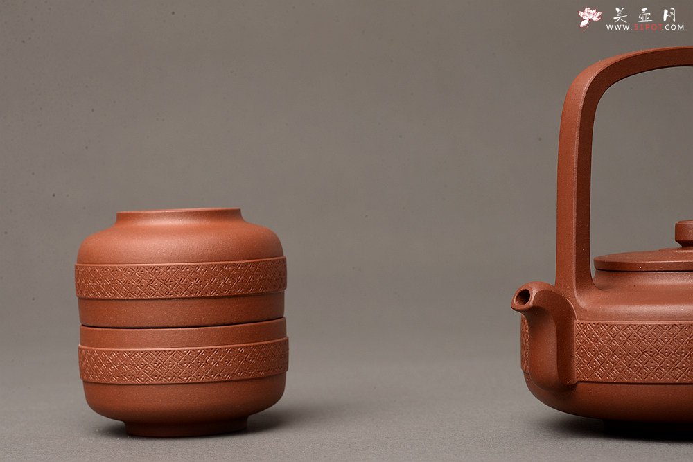 紫砂壶图片：乙未年全手工二等奖作品 端庄大气 原创作品 优质底槽青 玉璧提梁套组 - 美壶网