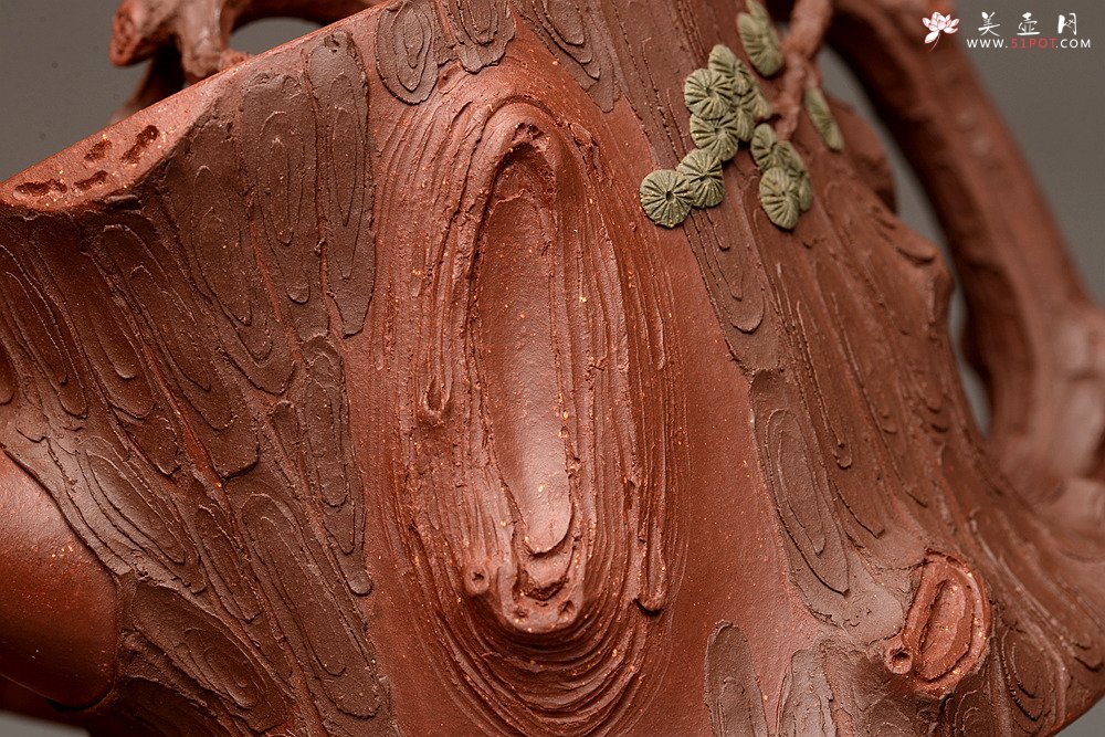 紫砂壶图片：优质地槽青 全手双色大黑松 引人流连 苍劲古松 - 美壶网