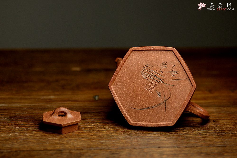 紫砂壶图片：油润降坡泥 造型敦厚 过度圆润 颇富特色 全手六方井栏  - 美壶网