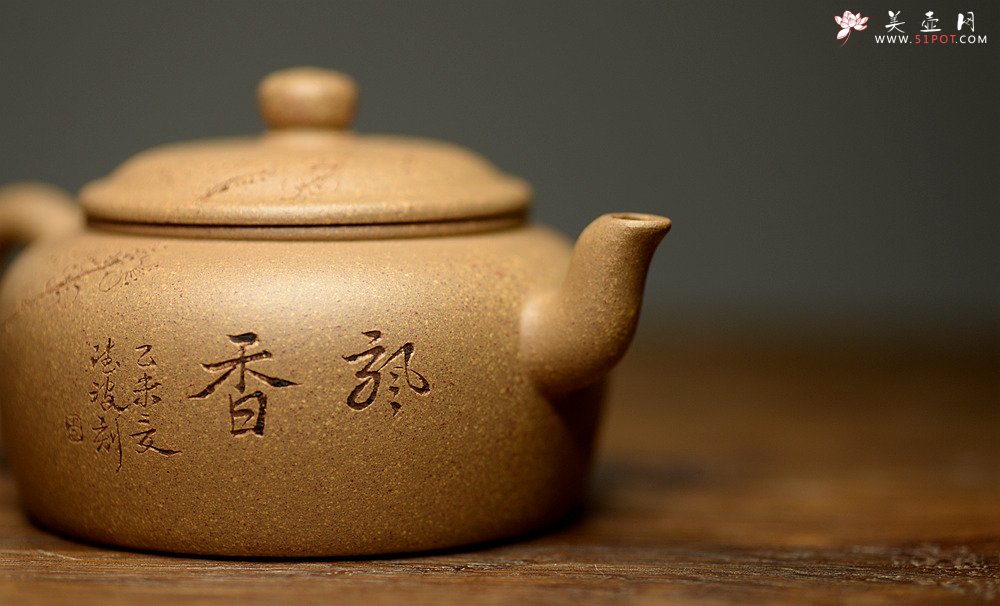 紫砂壶图片：国助工唐文新作 五彩段泥隐乐壶  端庄秀气 助工袁德波装饰 - 美壶网