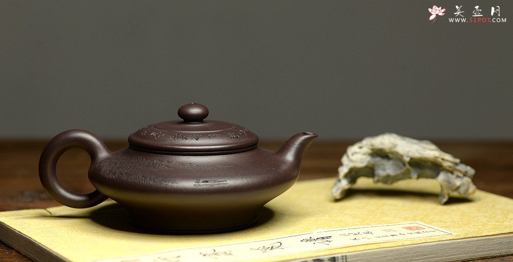 紫砂壶图片：精心之作 通景虚扁  李彦雄代表作 原矿老紫泥 - 美壶网