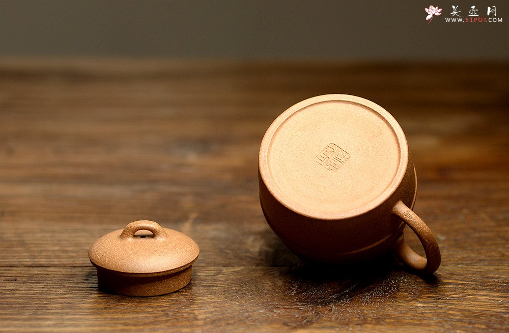 紫砂壶图片：国助工唐文新作 至雍壶 由游心堂主人装饰 - 美壶网