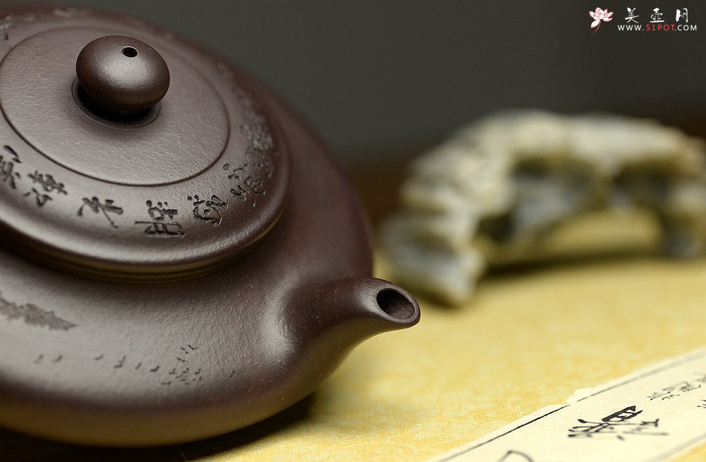 紫砂壶图片：精心之作 通景虚扁  李彦雄代表作 原矿老紫泥 - 美壶网