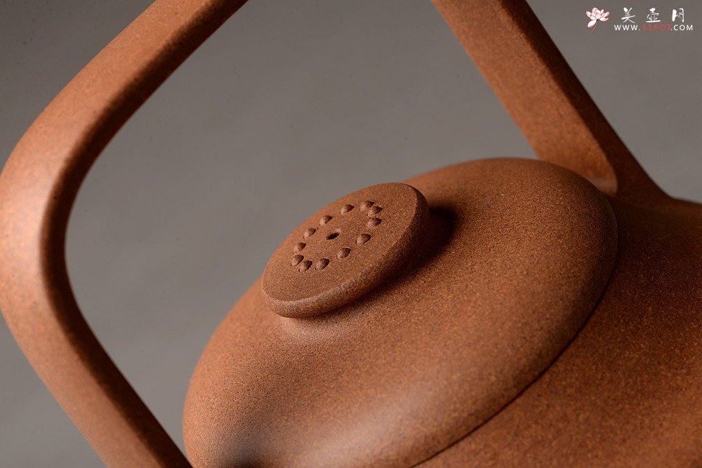 紫砂壶图片：钱建荷全手新作 书房茗器 博古提梁 做工精致 浑厚大气 - 美壶网