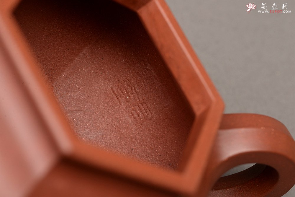 紫砂壶图片： 韧度十足  全手六方仿古  线条挺拔 端方雅正 - 美壶网