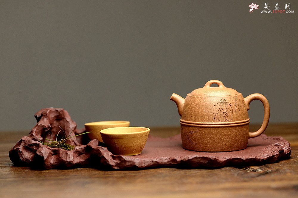 紫砂壶图片：国助工唐文新作 至雍壶 由游心堂主人装饰 - 美壶网