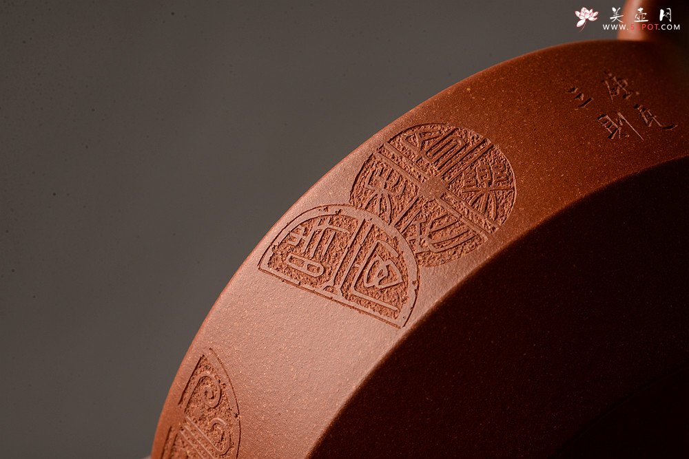 紫砂壶图片：万阗阗作品 国师和石精心装饰瓦当 全手扁石 古味韵长~ - 美壶网