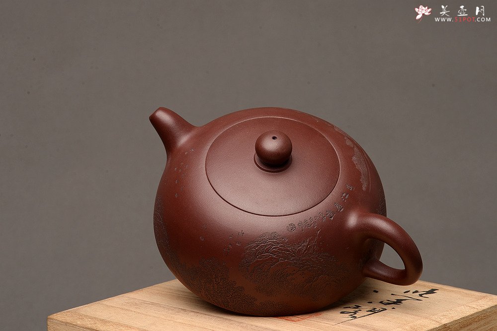 紫砂壶图片： 优质底料 李彦雄通景山水 全手小半月 古体山水 - 美壶网