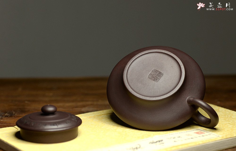 紫砂壶图片：精心之作 通景虚扁  李彦雄代表作 原矿老紫泥 - 美壶网