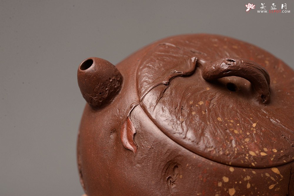 紫砂壶图片：潘丹初乙未冬全手作品 砂滴点点 随型桩 俏人小嘴 秋思 出水暴爽 - 美壶网