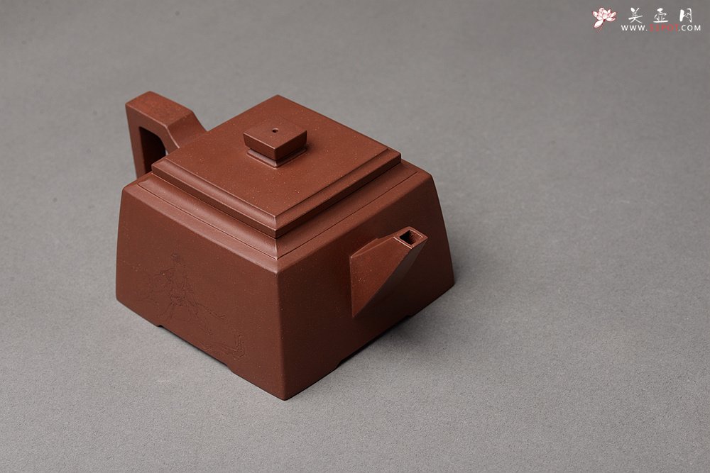 紫砂壶图片：何卫枫乙未年冬作品 赵辉文气陶刻 铁汉柔情 全手新升方 线条挺拔 - 美壶网