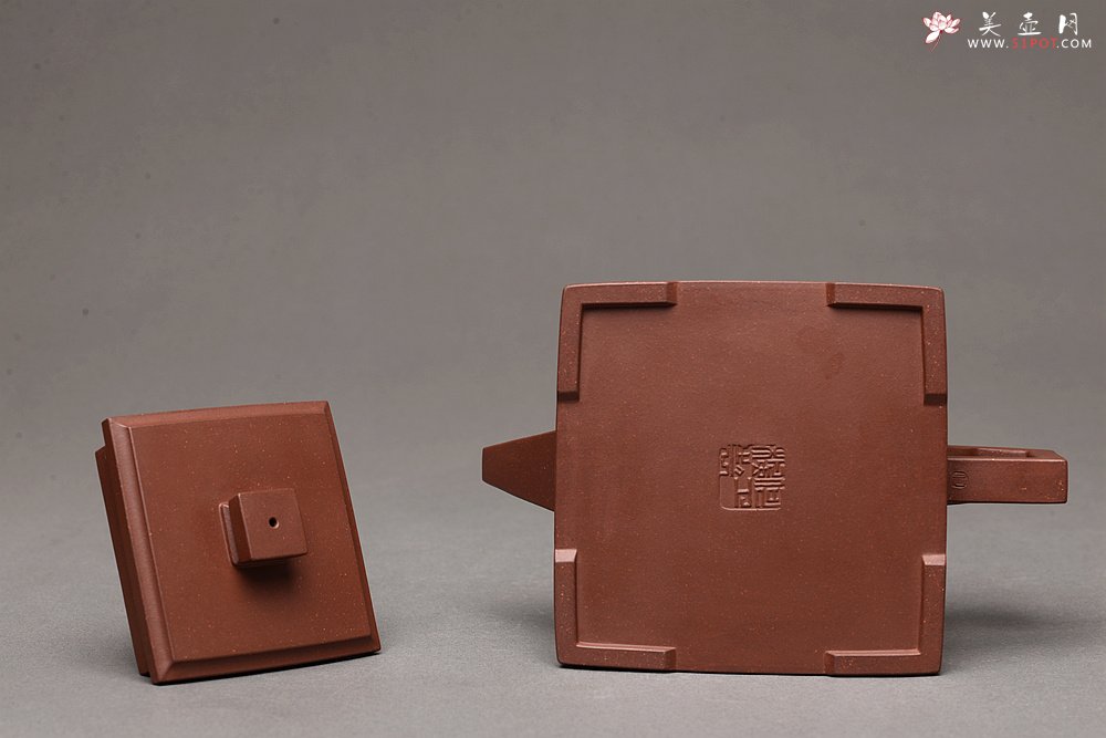 紫砂壶图片：何卫枫乙未年冬作品 赵辉文气陶刻 铁汉柔情 全手新升方 线条挺拔 - 美壶网