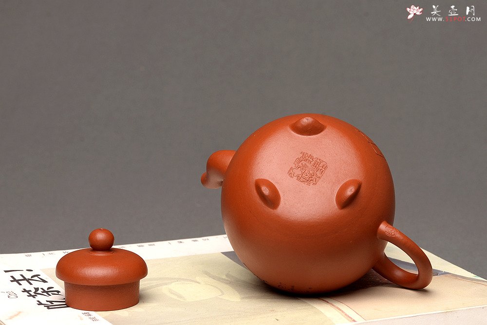 紫砂壶图片：徐亚春新品 优质朱泥 全手三足皓月 游心堂主人装饰 实用佳品 - 美壶网