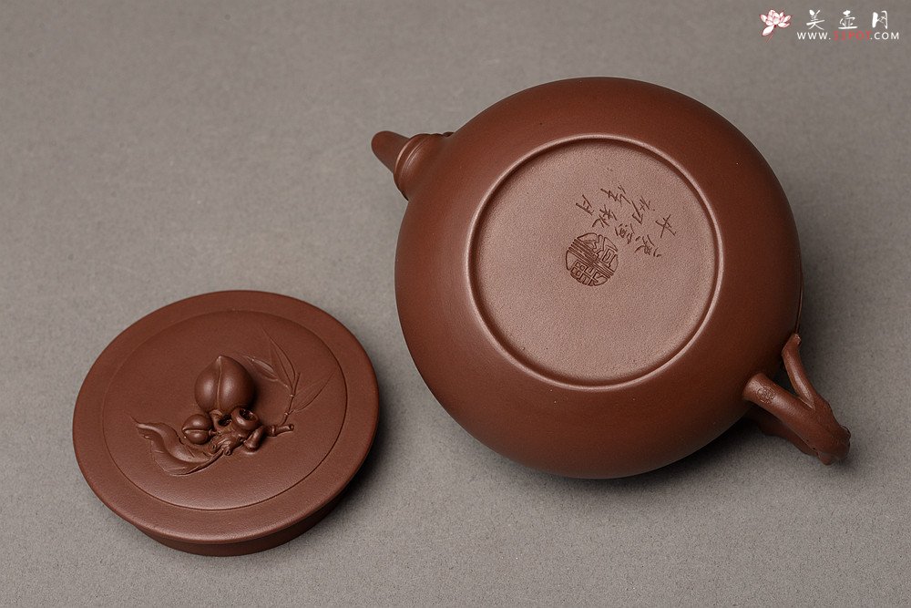 紫砂壶图片：潘丹初全手作品 送礼自用精品~ 优质老紫泥 竹韵桃丰 祝寿 - 美壶网