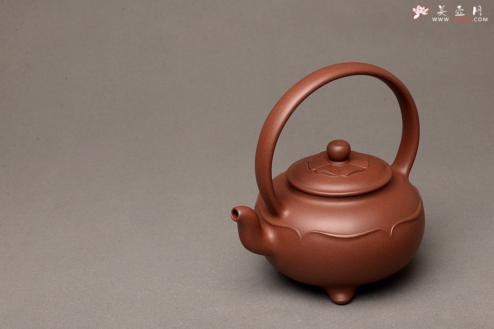 紫砂壶图片：储俊伟乙未精工佳作 油润底槽青 全手三足宝莲提梁 霸气十足 做工精致  - 美壶网