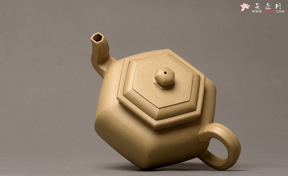 紫砂壶图片：优质本山段 型制精进 全手六方华樽 方器经典 俊秀耐品~工精 - 美壶网