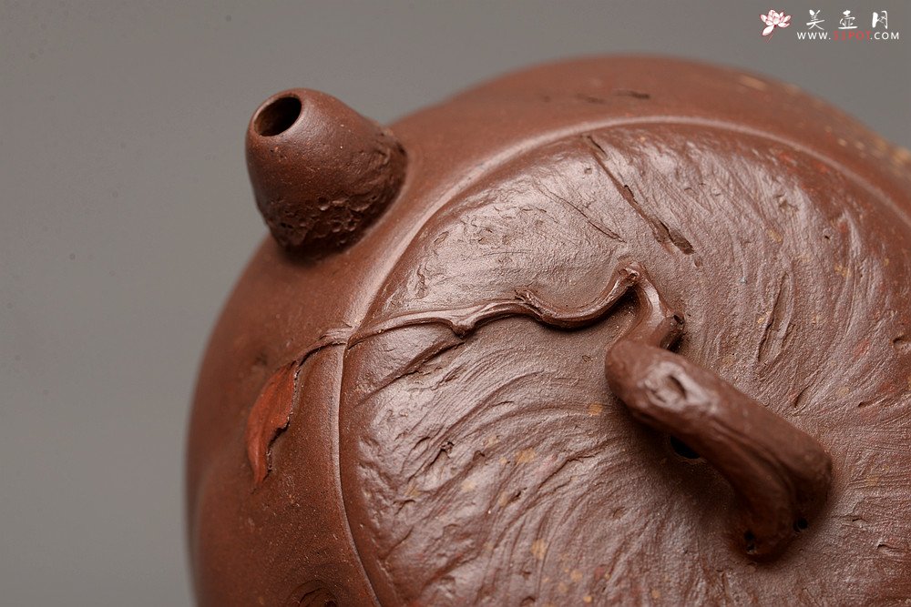 紫砂壶图片：潘丹初乙未冬全手作品 砂滴点点 随型桩 俏人小嘴 秋思 出水暴爽 - 美壶网