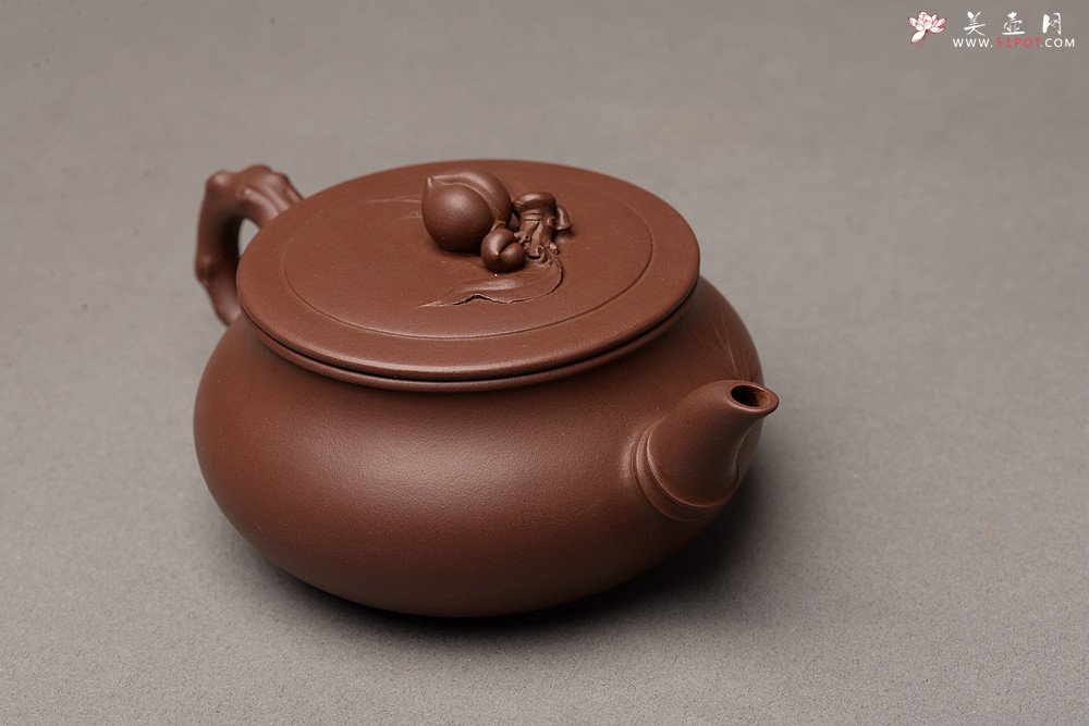 紫砂壶图片：潘丹初全手作品 送礼自用精品~ 优质老紫泥 竹韵桃丰 祝寿 - 美壶网