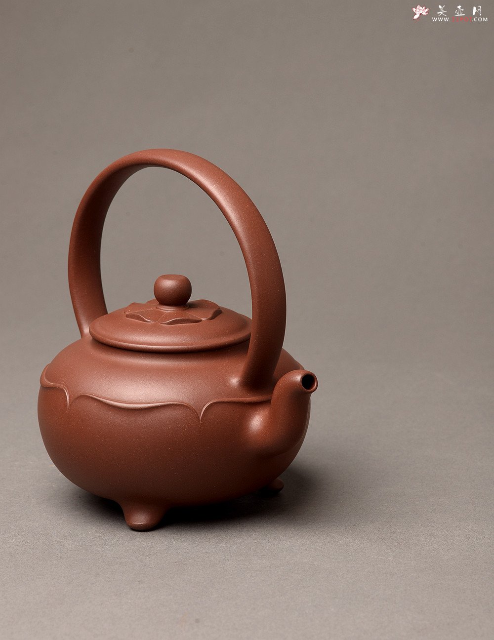 紫砂壶图片：储俊伟乙未精工佳作 油润底槽青 全手三足宝莲提梁 霸气十足 做工精致  - 美壶网