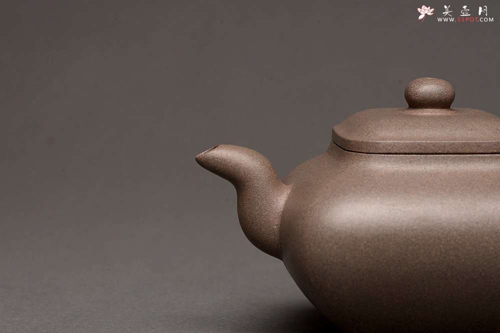 紫砂壶图片：何卫枫最新全手作品  厚重大气 经典传统 老辣传炉 优质青灰泥 - 美壶网