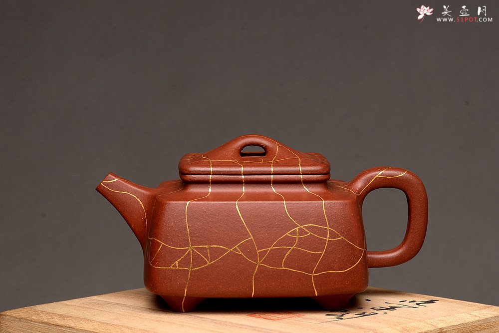 紫砂壶图片：优质底槽青 冰纹魅力~沉稳之作 全手金律四方 真金装饰 - 美壶网
