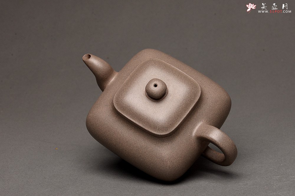 紫砂壶图片：何卫枫最新全手作品  厚重大气 经典传统 老辣传炉 优质青灰泥 - 美壶网