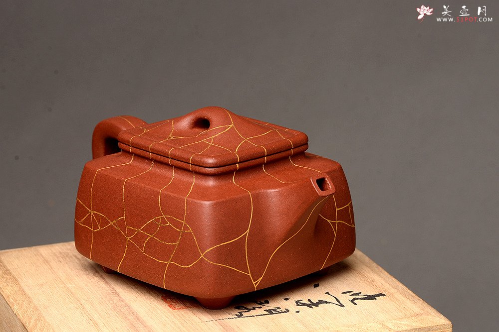 紫砂壶图片：优质底槽青 冰纹魅力~沉稳之作 全手金律四方 真金装饰 - 美壶网