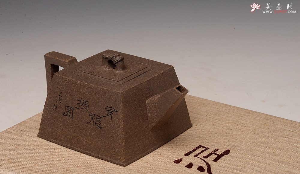 紫砂壶图片：何卫枫新作 陆轶舟装饰 文气耐品~ 全手龙顶四方 优质青段 - 美壶网