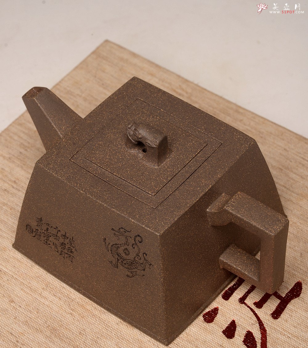 紫砂壶图片：何卫枫新作 陆轶舟装饰 文气耐品~ 全手龙顶四方 优质青段 - 美壶网