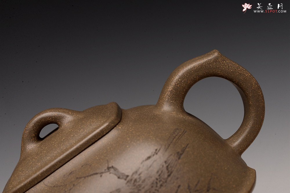 紫砂壶图片：陶刻实力派赵辉装饰  稳重大气 全手墩方 何卫枫经典代表作 做工精致 - 美壶网