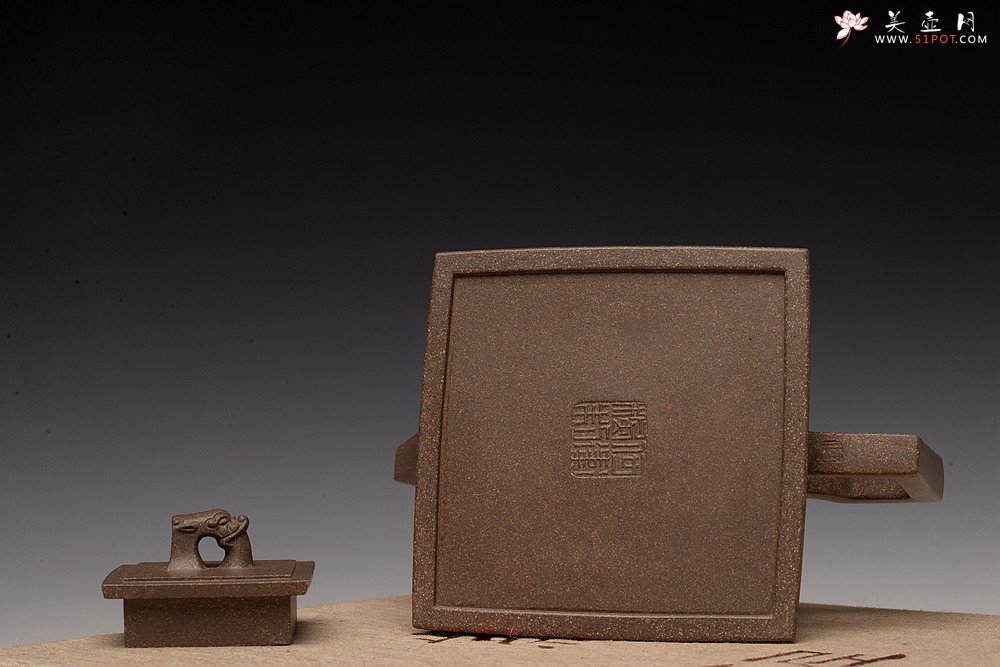 紫砂壶图片：何卫枫新作 陆轶舟装饰 文气耐品~ 全手龙顶四方 优质青段 - 美壶网