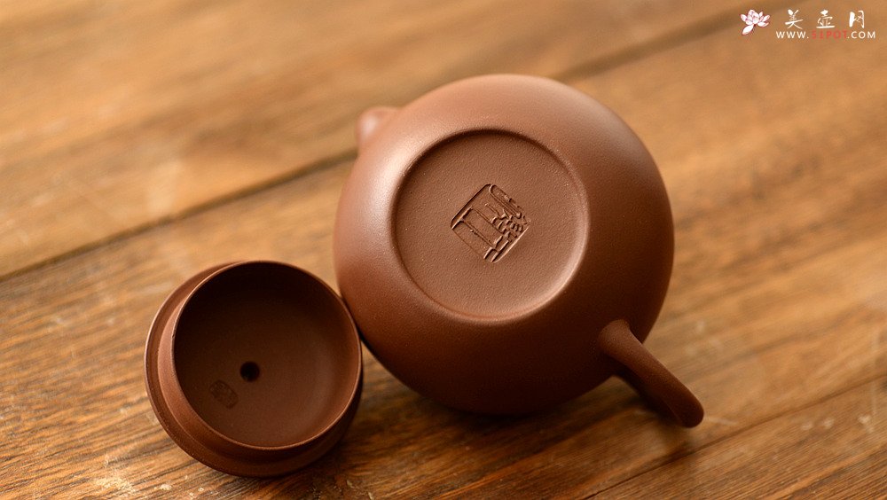 紫砂壶图片：王微全手  做工精致 秀气可人 怡圆壶 极品清水泥 - 美壶网