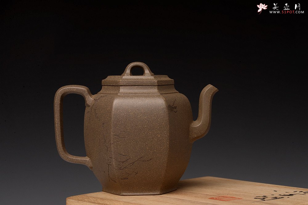 紫砂壶图片：强强联合  秀雅文气 国师赵辉精心装饰 六方云亭 难得文人画遗韵~ - 美壶网